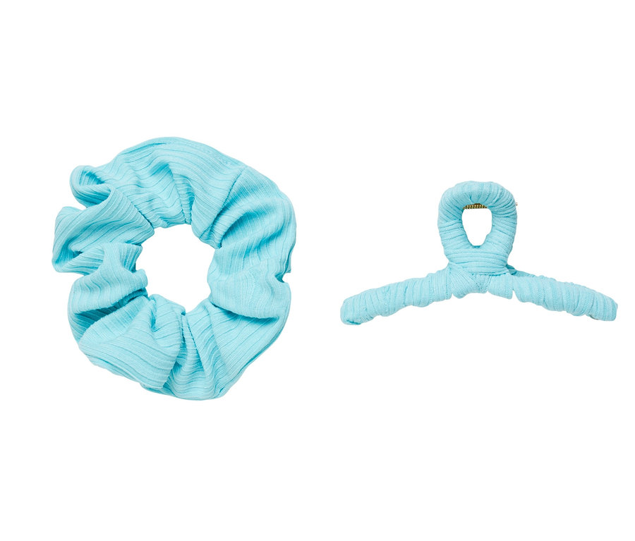 Hellblaues Scrunchie und eine Haarspange aus dem Haaraccessoires-Set.