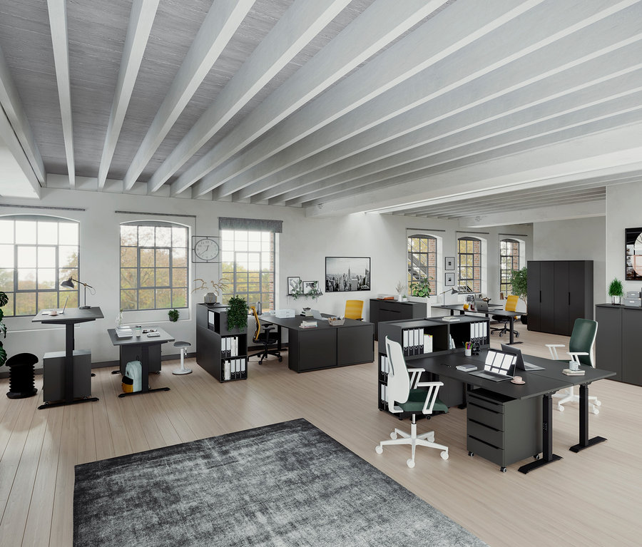 Geräumiges Büro mit mehreren elektrisch höhenverstellbaren Schreibtischen »Kopenhagen« in Graphit und mechanisch höhenverstellbaren Schreibtischen »Kopenhagen« in Graphit.