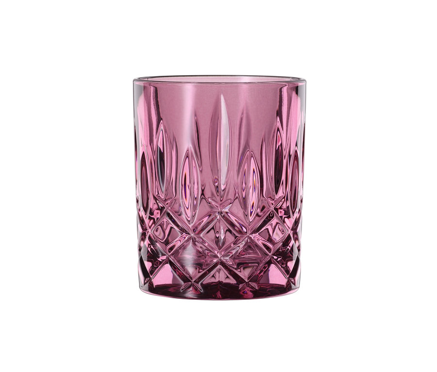 Nahaufnahme eines einzelnen Nachtmann Noblesse Tumblers in Berry Farbe, mit detailliertem geometrischem Muster.