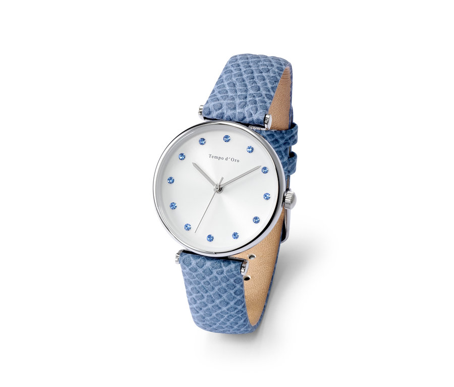 Nahaufnahme einer Armbanduhr mit Lederband und Kristallen.