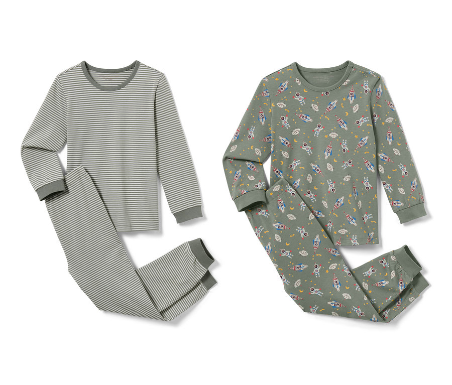 Zwei Kinder-Pyjamas, Outerspace. Ein Pyjama ist grau gestreift, der andere grün mit Weltraumraketen.