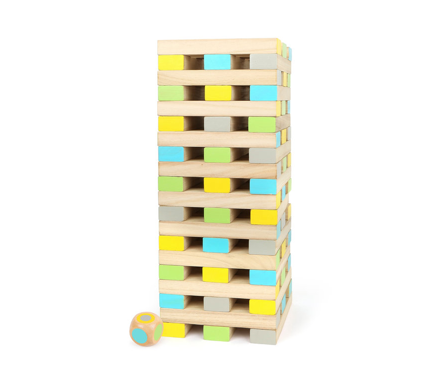 Ein Turm aus Holzklötzen small foot Wackelturm XXL "Active" mit farbigen Enden und Würfel liegt neben dem Turm.