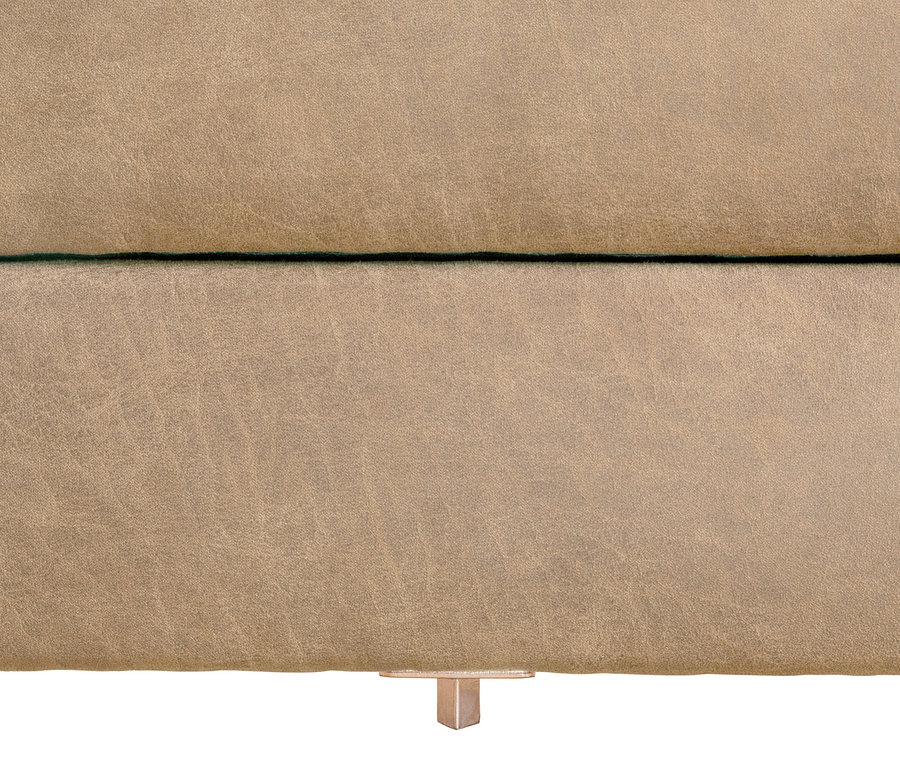 Detailansicht eines Sahara-farbenen Federkern-Eckschlafsofas "Just More" mit Stauraumbank.