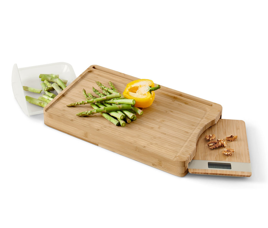 Bambus Schneidebrett mit herausnehmbarer Küchenwaage, gelber Paprika und Spargel.