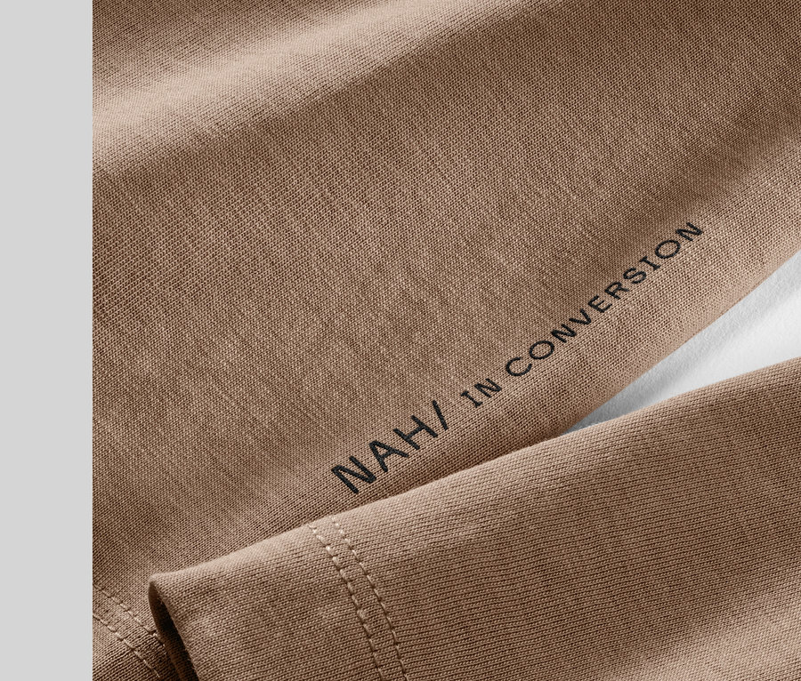 Detailaufnahme eines haselnussbraunen NAH/STUDIO Longsleeves aus nachhaltiger Baumwolle.