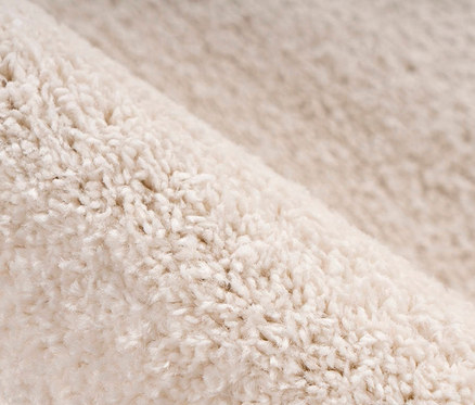 Detailaufnahme eines elfenbeinfarbenen Kayoom Hochflorteppichs »Nila 100«.