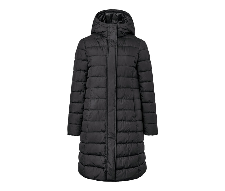 Schwarzer Steppmantel mit Kapuze.