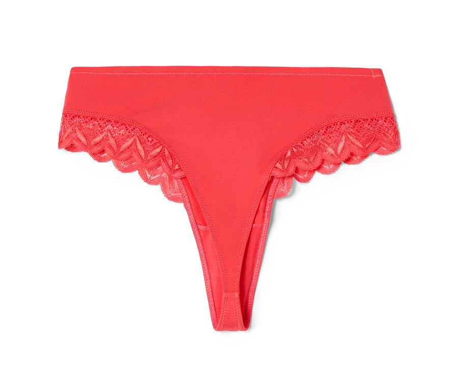 Nahaufnahme eines korallfarbenen Midrise-Brazil-Tangas mit Spitze.