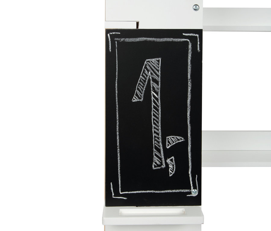 Detail eines small foot Kaufladen kompakt »fresh« Spielzeugladens mit einer Tafel, die einen Preis zeigt.