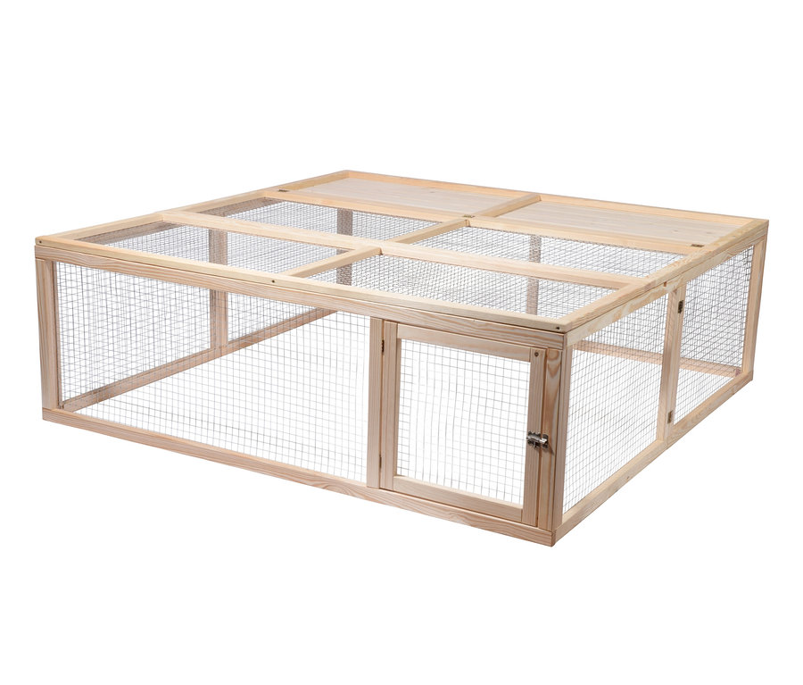 Dobar Freilaufgehege aus Holz mit Drahtgitter.