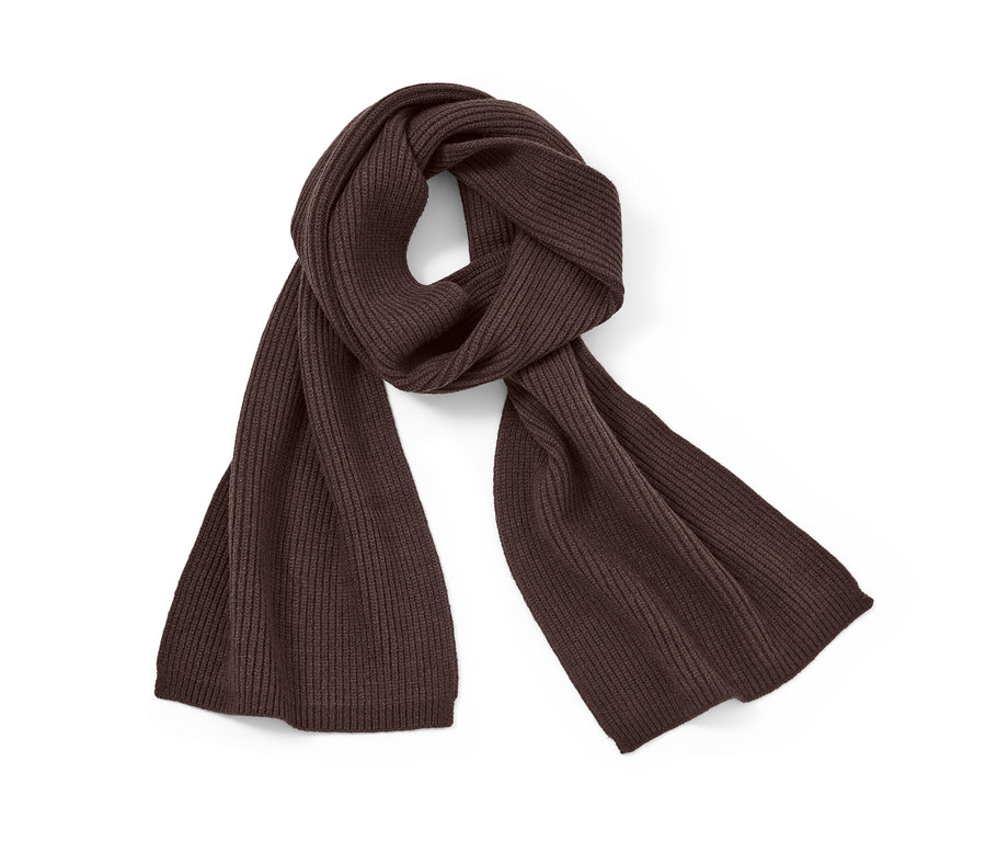 Ein brauner Strickschal liegt auf einem weißen Hintergrund.