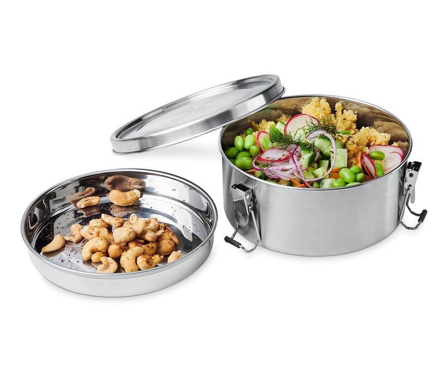 Edelstahl-Lunchbox mit Cashewnüssen und Salat.