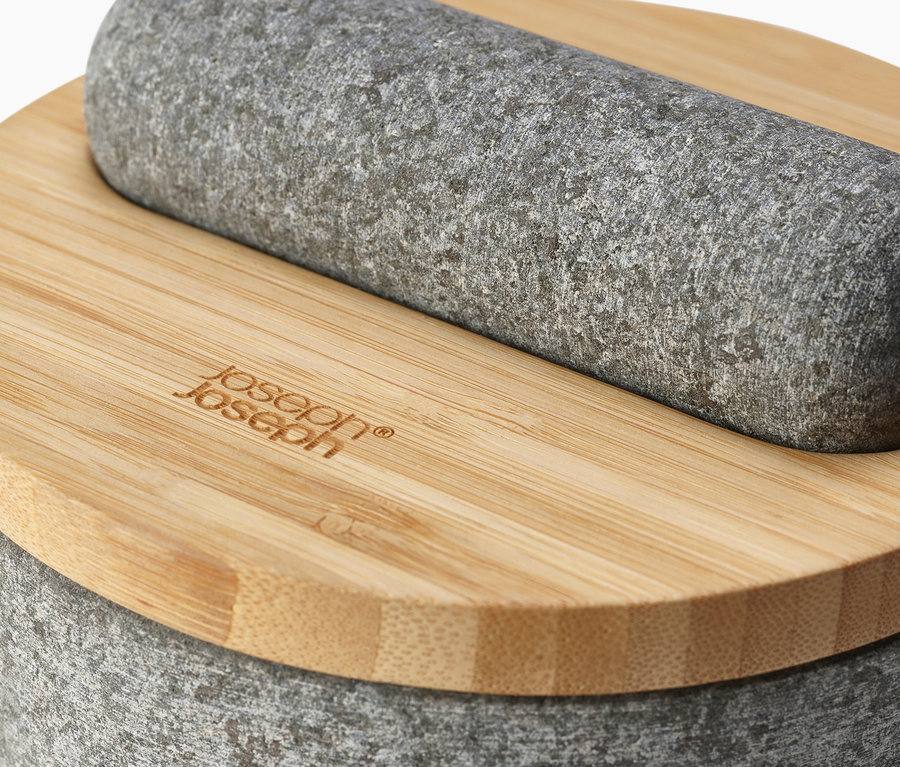 Detailansicht des grauen Joseph Joseph Granit Mörsers »Dash« mit Stößel auf einem Bambusfuß.