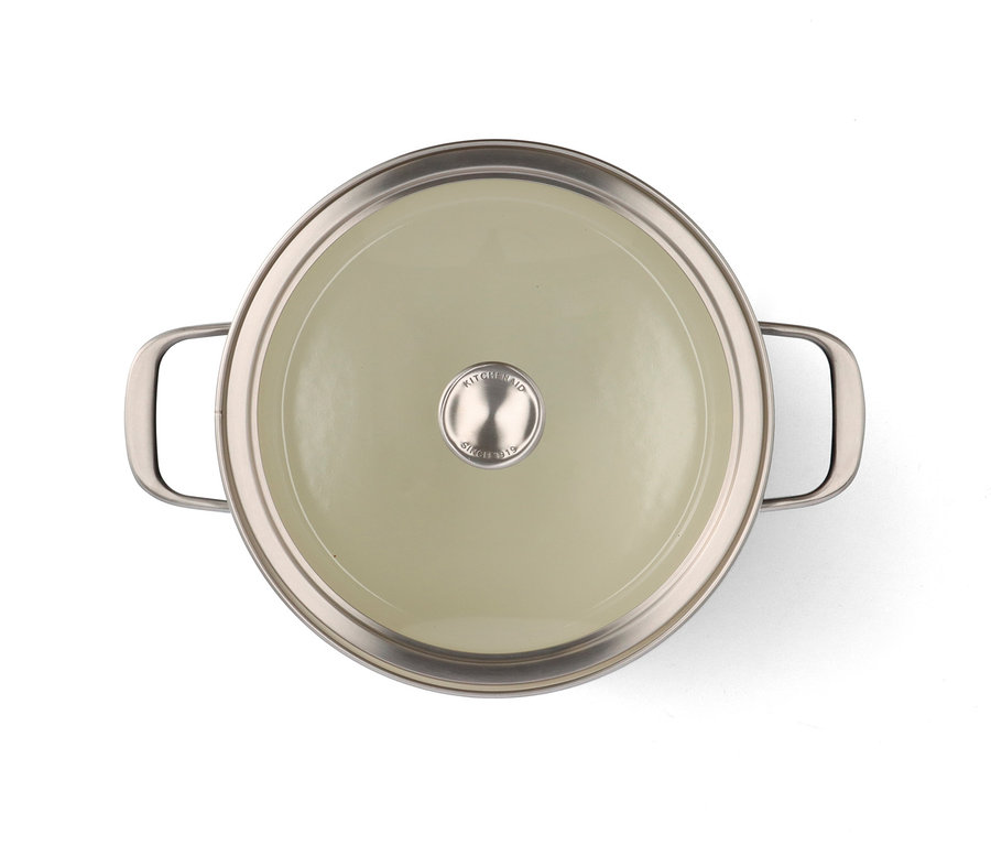 Nahaufnahme eines KitchenAid Steel Core Enamel Kochtopfs, rot, mit Deckel.
