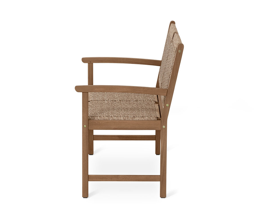 Seitenansicht einer Gartenbank mit Rattan-Geflecht.