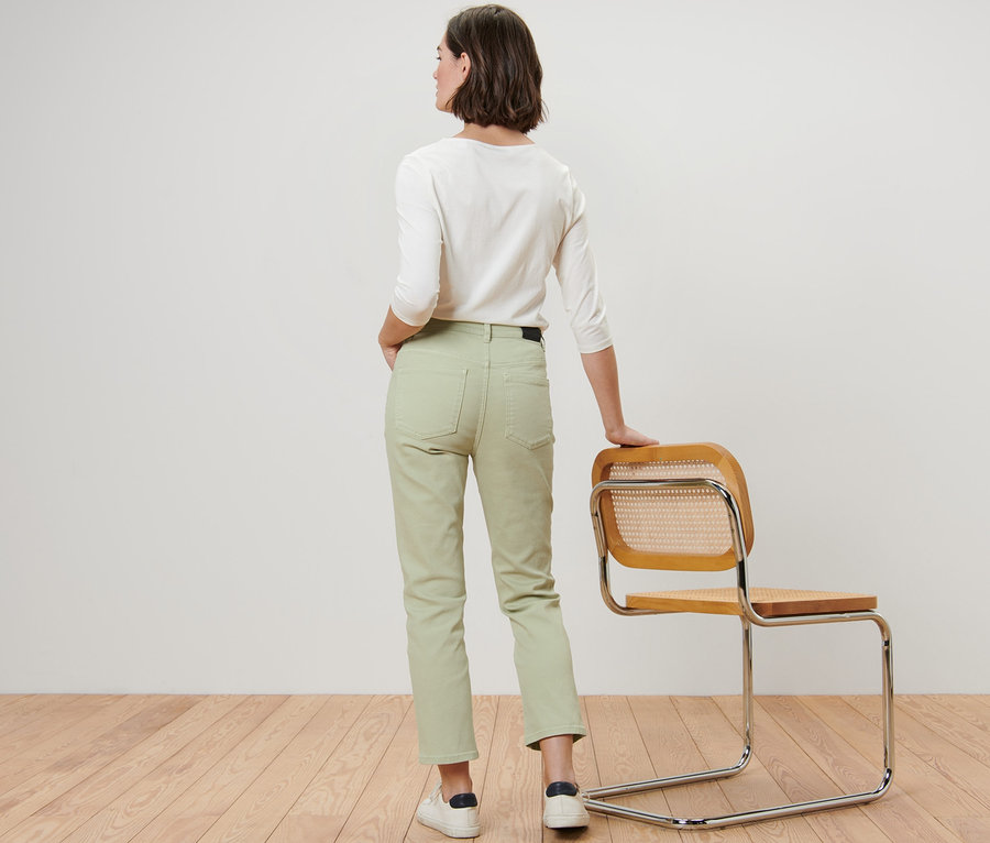 Eine Frau posiert mit dem Rücken zur Kamera und trägt eine Modern Colored Jeans – Fit »Ava«.