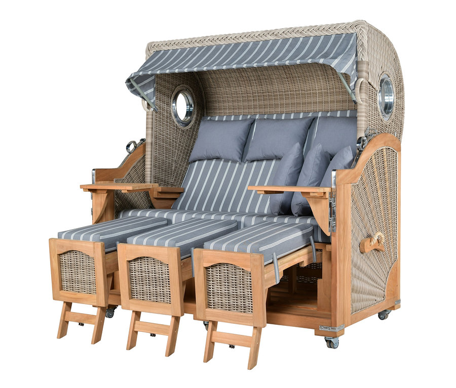 deVries Teak-Strandkorb, 3-Sitzer mit blau gestreiften Kissen.