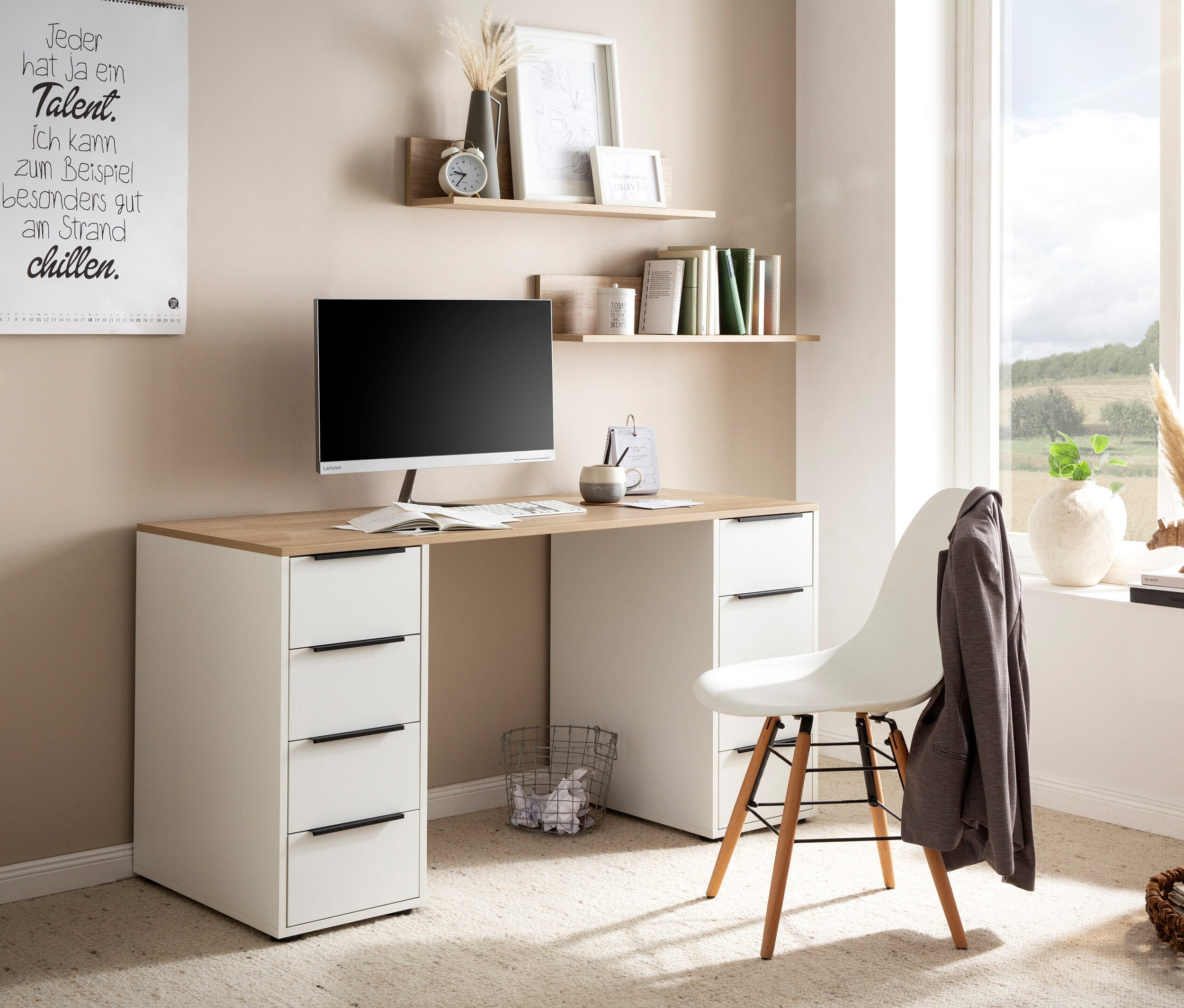 Weißer Schreibtisch »Elma« mit Holzplatte und Regalablage »Elma« an der Wand.