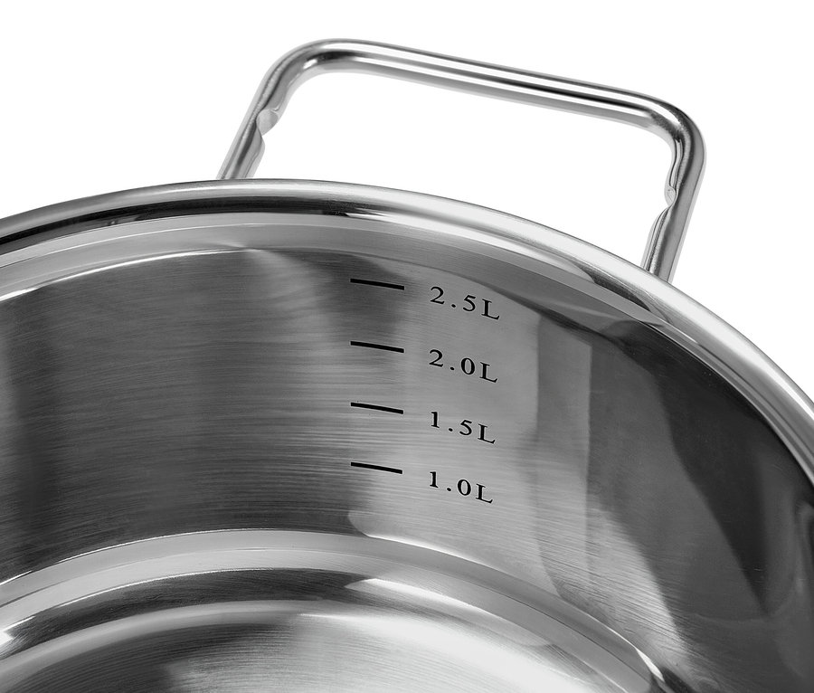Detailansicht eines 3 Profi-Edelstahl-Topfes mit Füllstandsanzeige.