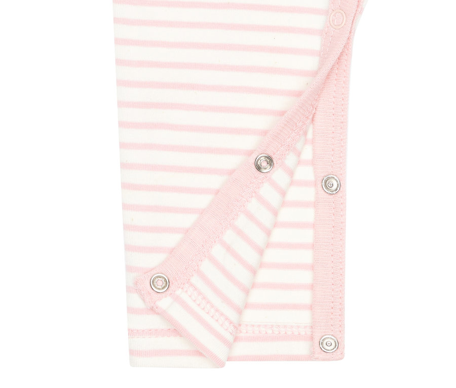 Detail eines rosa-weiß gestreiften Baby-Stramplers mit Knopfleiste.