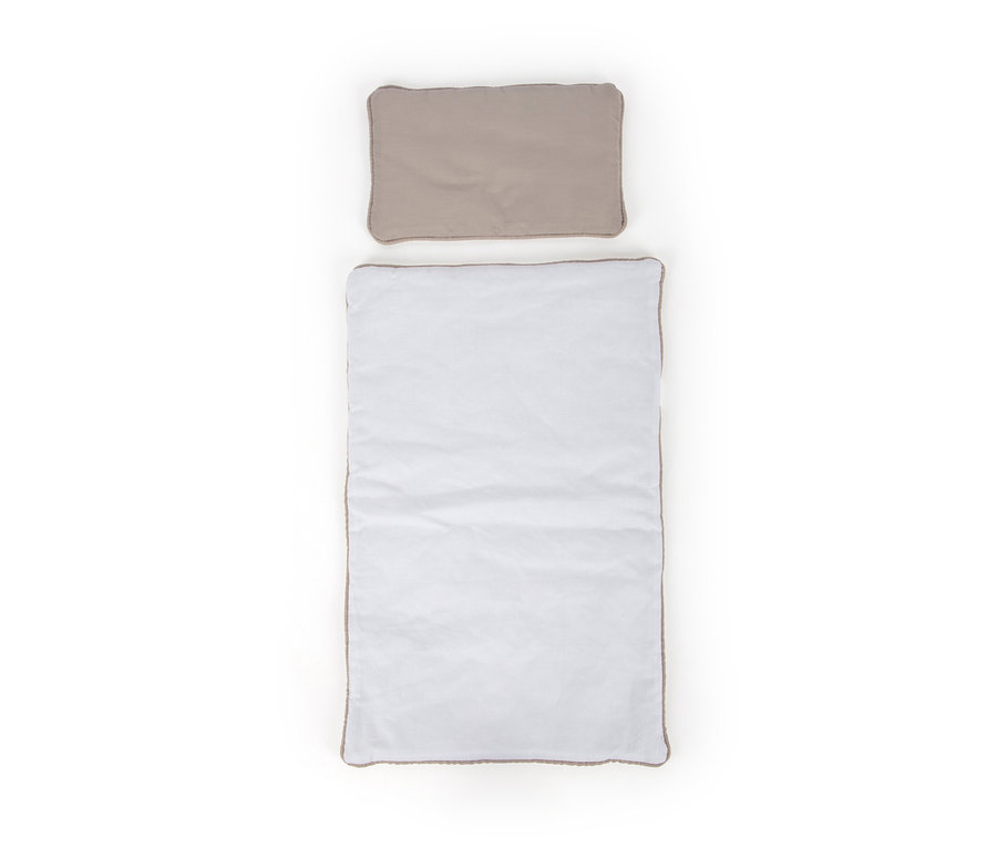 Ein Kissen und eine weiße Decke mit braunem Rand auf weißem Hintergrund.