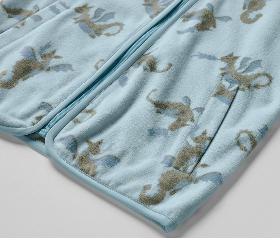 Detailansicht einer Kinder-Fleecejacke mit Drachenmotiv.