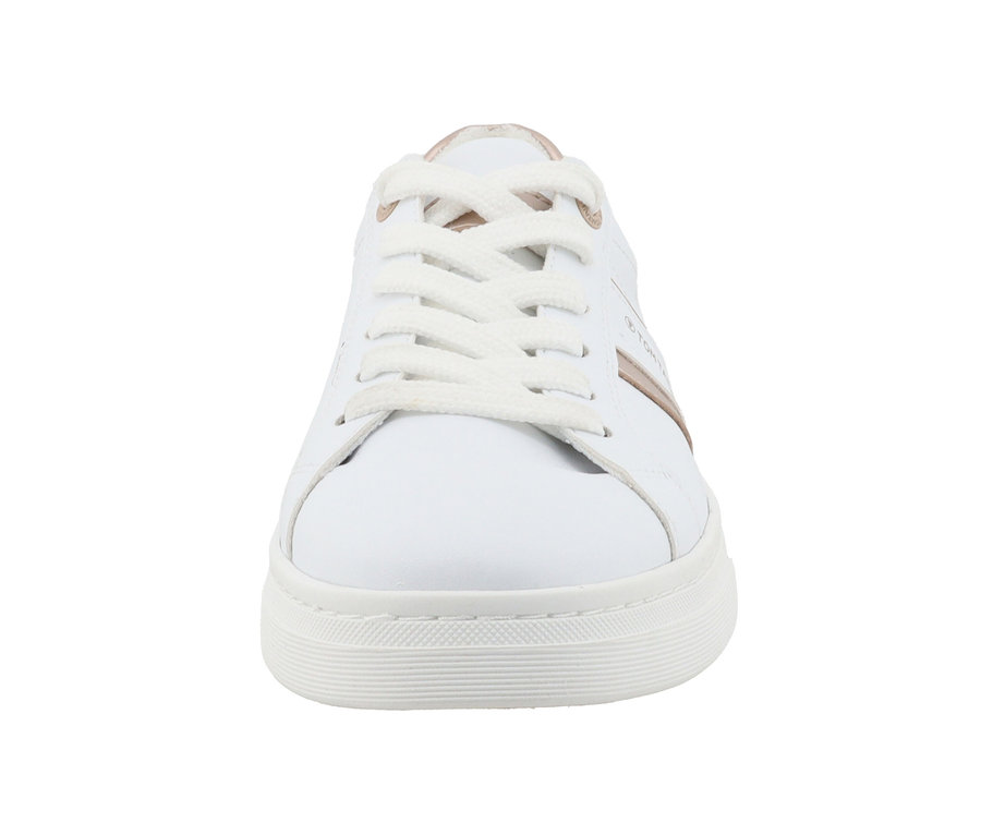 Detailaufnahme eines weißen Tom Tailor Sneakers aus PU mit weißen Schnürsenkeln und goldenen Details, von vorne auf weißem Hintergrund fotografiert.