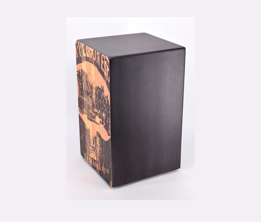 Ein schwarzes Voggenreiter VOLT Cool Cajon »Jamaica Rum« auf weißem Hintergrund.