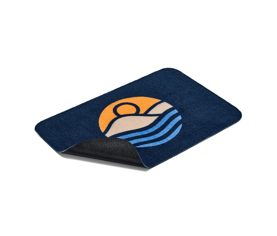 Dunkelblaue Fußmatte mit Landschaftsmotiv.