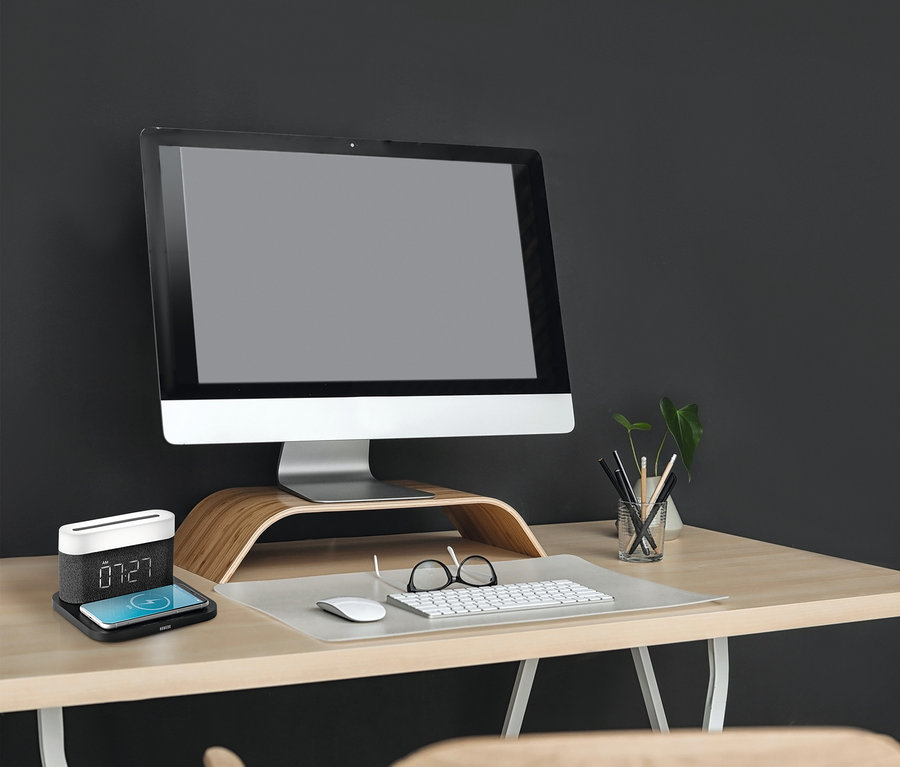 Computer, Tastatur, Maus und N8WERK Nachttischlampen-Wecker mit Wireless Charger, schwarz auf einem Schreibtisch.