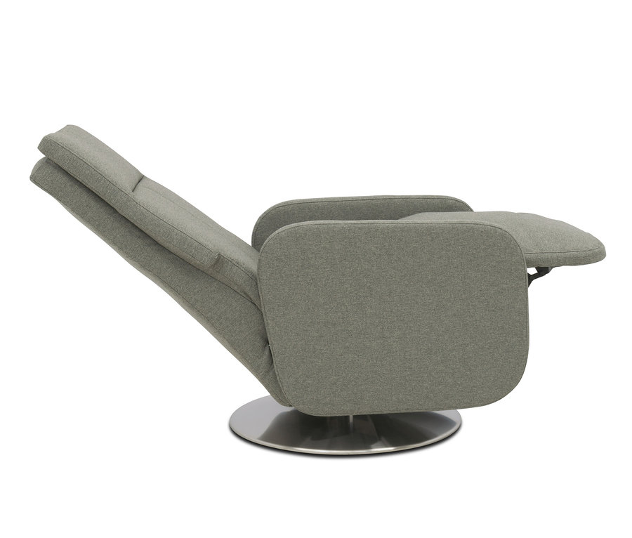 Grauer Relaxsessel »Beja« mit Rückenlehne, Armlehnen und ausgefahrener Fußstütze auf silbernem Rundsockel.