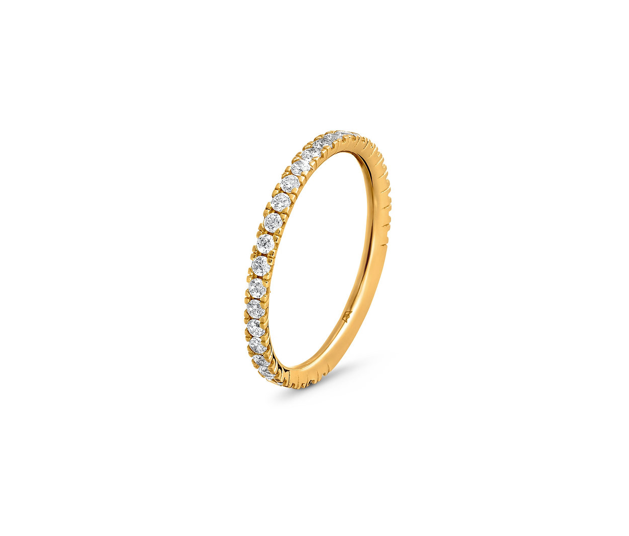 Nahaufnahme eines goldenen Eternity Rings mit Zirkonia.