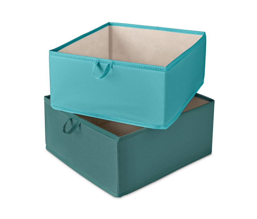 Zwei große Schubladen-Ordnungsboxen, eine türkisfarbene und eine grüne, sind übereinander gestapelt.