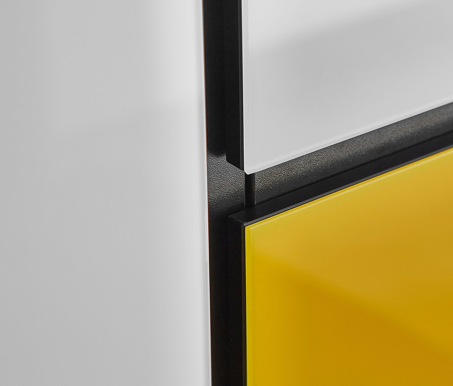 Detailansicht eines Highboards »Ideeus« mit weißen und gelben Türen.