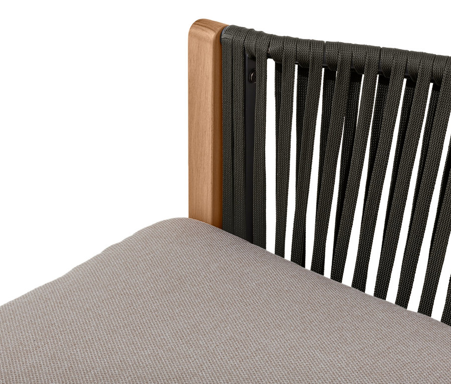 Detail einer Lounge-Ecke mit Textilgeflecht, grauer Sitz und schwarzes Geflecht.