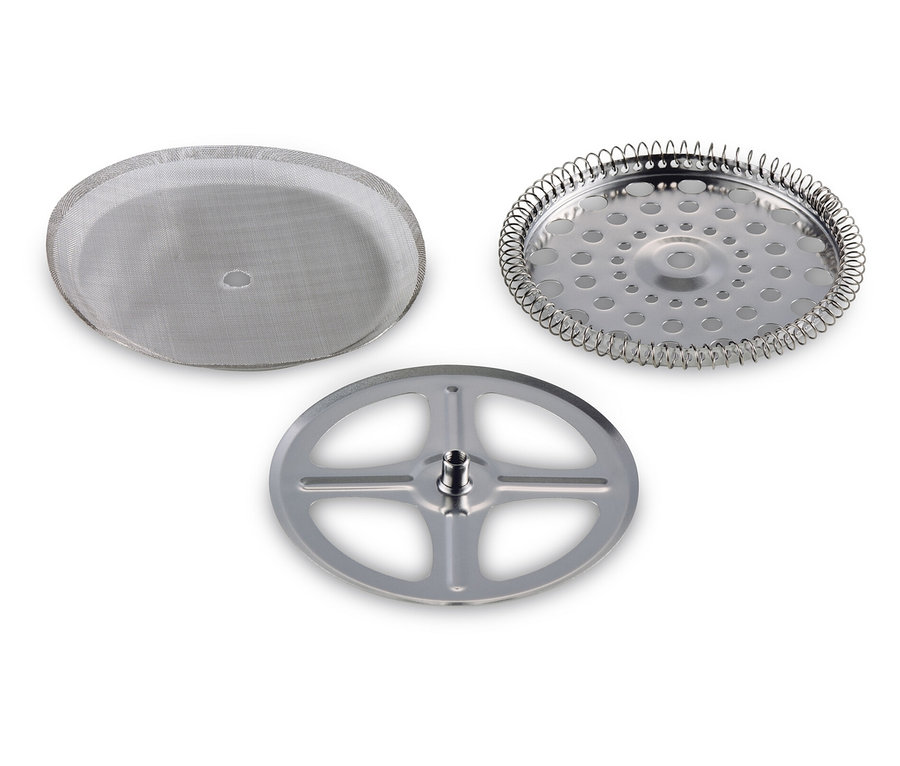 Einzelteile einer Siebstempelkanne: Metallsieb, eine Scheibe mit einer Spirale und eine runde Metallscheibe mit Griff.