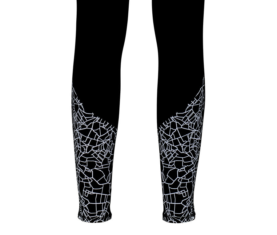 Schwarze Sporttight mit weißem geometrischen Muster.