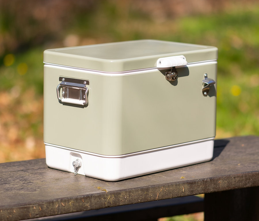 Eine grüne Kühlbox (ca. 56 l) steht auf einer Holzbank.