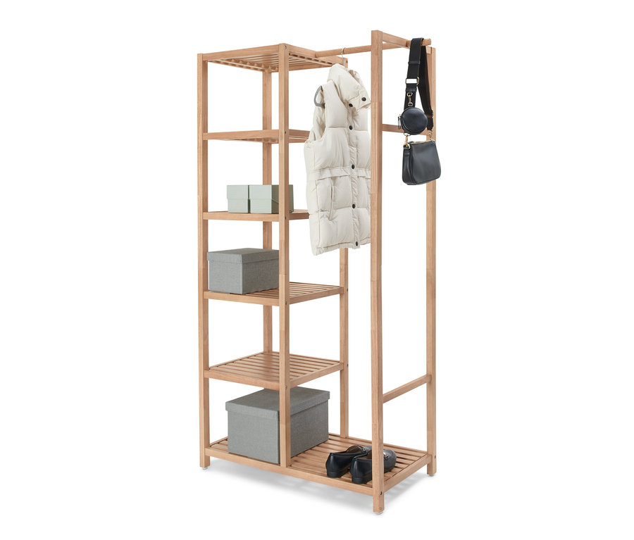Ein Ordnungsregal aus Massivholz mit Ablagefächern, auf denen Aufbewahrungsboxen, Schuhe, eine Weste und eine Handtasche liegen.