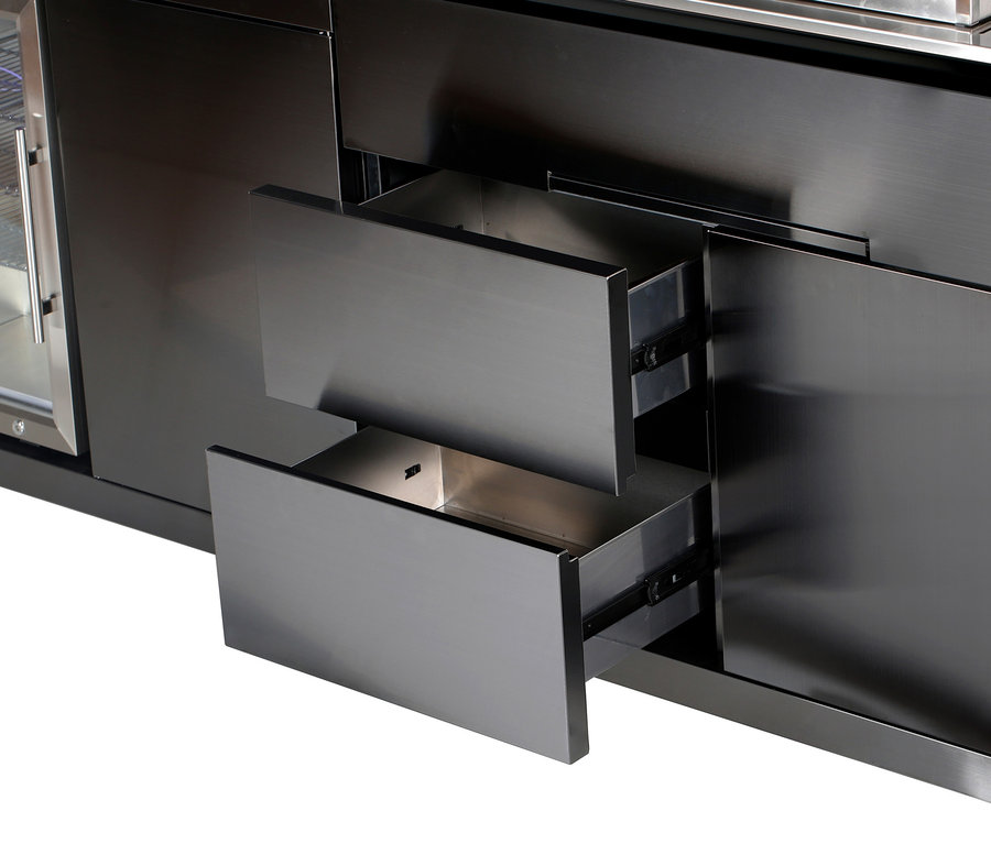Detailansicht einer Buschbeck Premium Outdoor-Küche mit Grillfunktion mit offenen Schubladen aus Edelstahl.