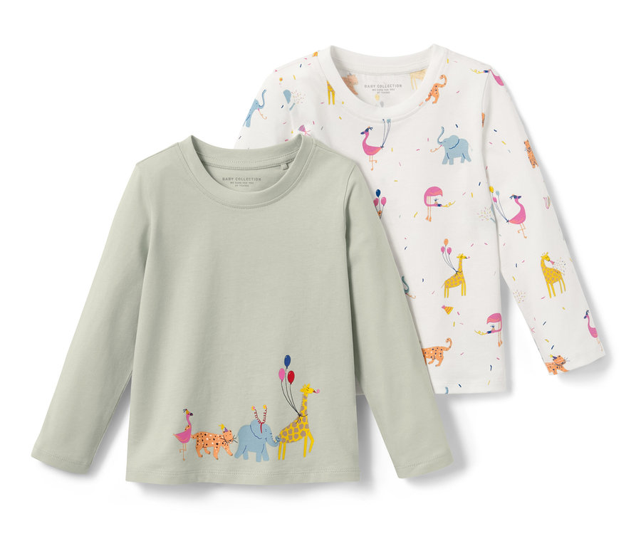 Zwei Baby-Langarmshirts liegen auf einem weißen Hintergrund. Ein Shirt ist hellgrün mit Tiermotiven, das andere ist weiß mit einem Allover-Print.