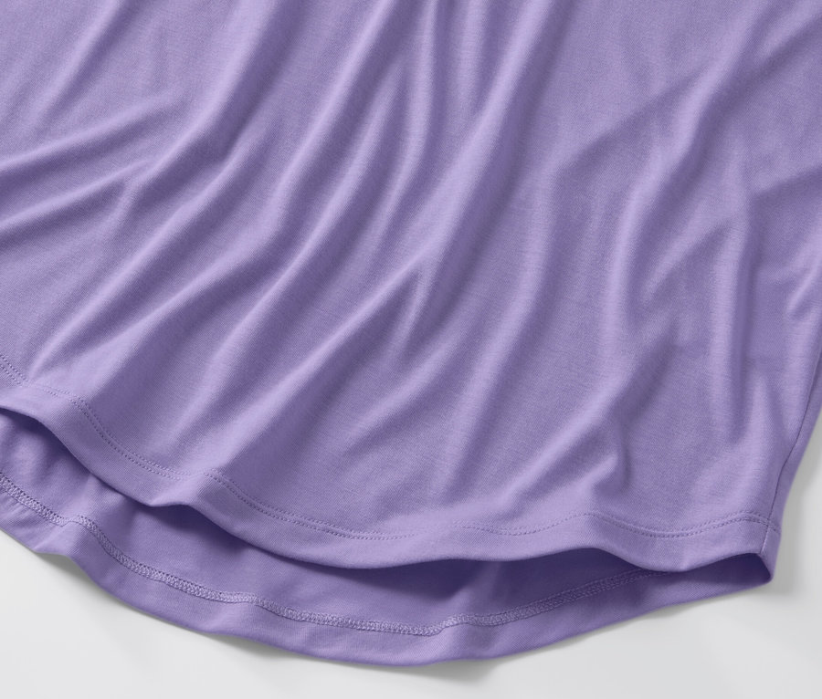 Detailansicht eines lila Longshirts.