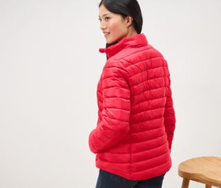 Frau trägt eine Steppjacke.