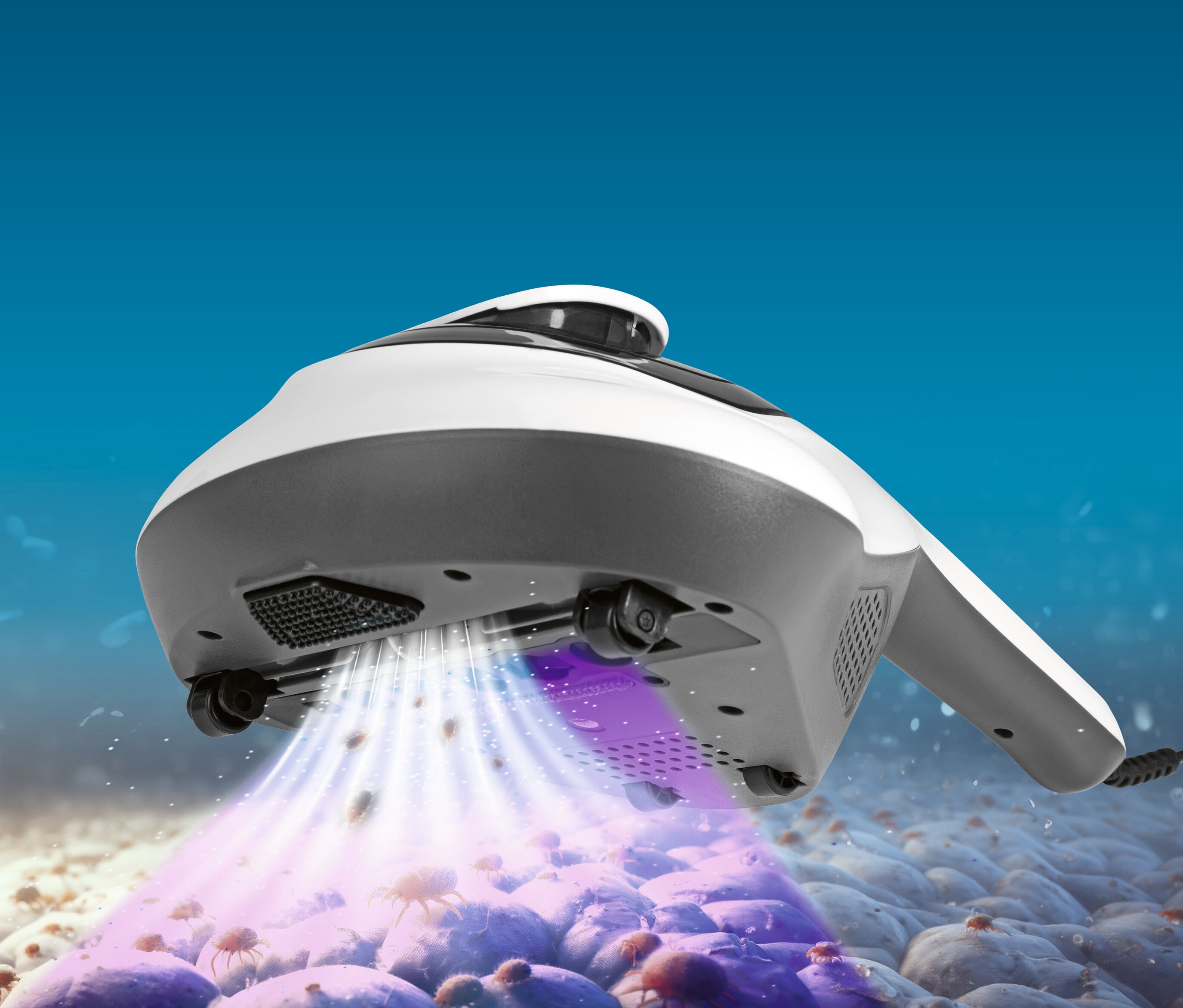 Nahaufnahme eines weißen Milben-Handstaubsaugers mit UV-Licht über einer Oberfläche voller Pollen.