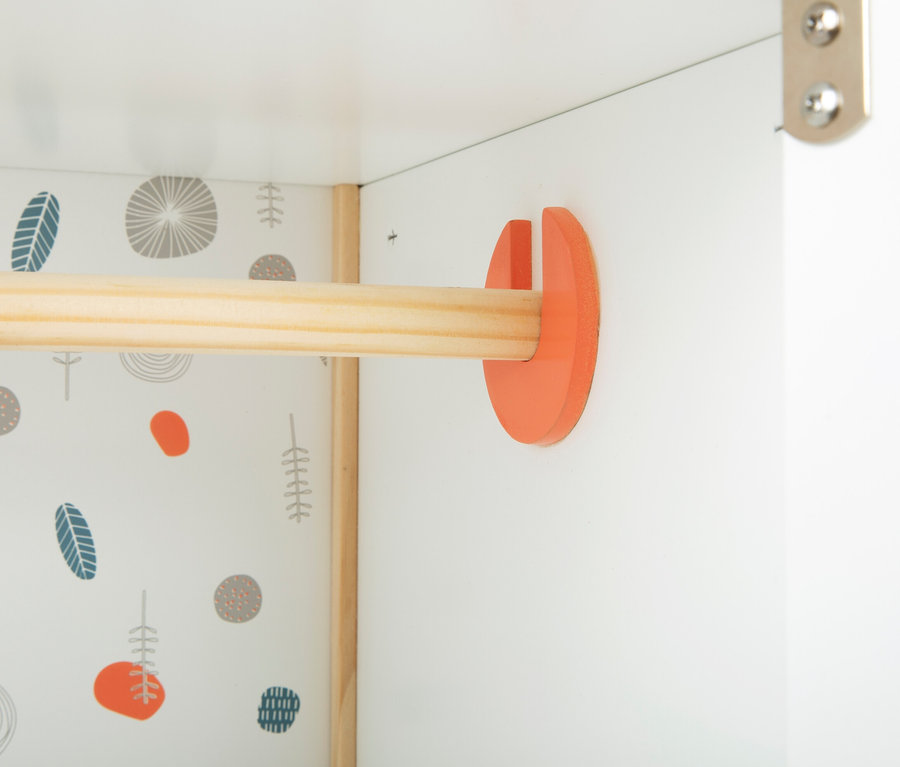 Innenansicht des small foot Puppenschranks »Little Button« mit hölzerner Kleiderstange.