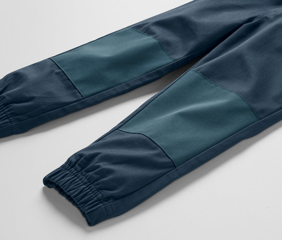 Detail einer Kinder-Outdoorhose.