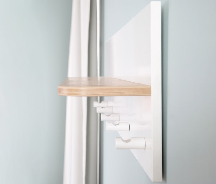 Weiße roba Wandgarderobe Ava mit Holzablage und fünf Wandhaken.