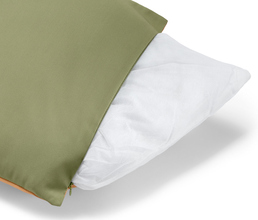 Grünes Outdoor-Kissen mit weißer Füllung.