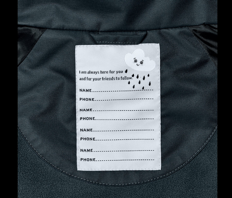 Innenetikett der Kleinkind Thermo-Regenjacke, schieferblau, mit Linien für Name und Telefonnummer und einer gezeichneten Wolke.