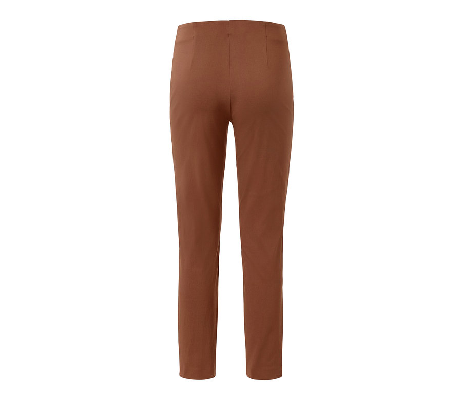 Detailansicht von hinten einer cognacfarbenen Stretchhose.
